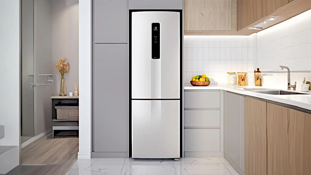 Geladeira Electrolux DB44 Branca 400L em cozinha moderna