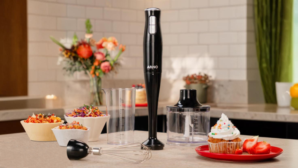 Mixer Arno TurboMix Pro MX31 com acessórios em cozinha moderna.